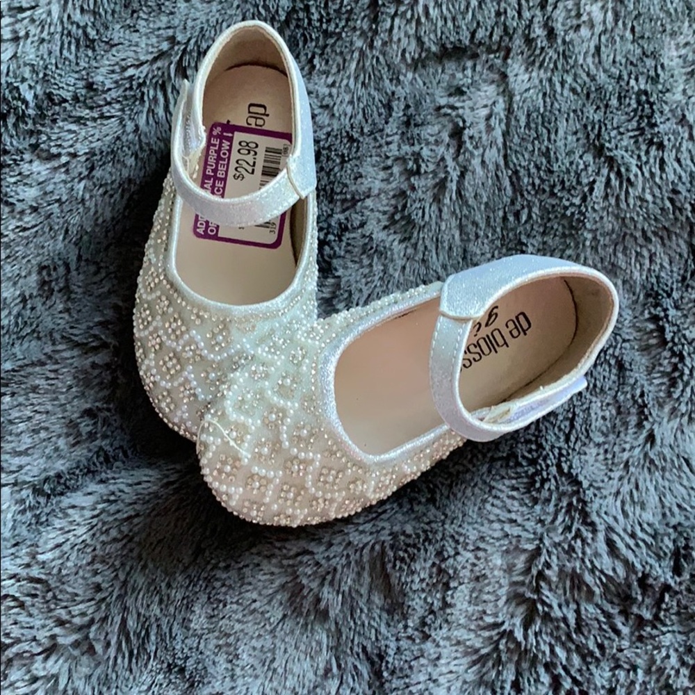 Girls shoes size 5/6 never worn
